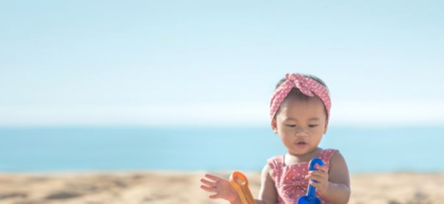 Primeira vez do bebê na praia? 5 pontos de atenção que os pais devem ter