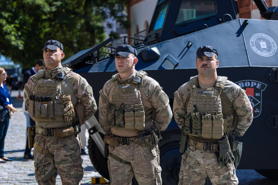 Estado do RS recebe doação de blindados e fuzis do Exército